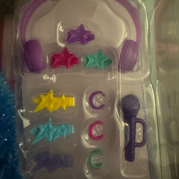 Mattel - KARMA'S WORLD (Netflix) Singing Star Karma Doll Figure NIB - Picture 3 of 4